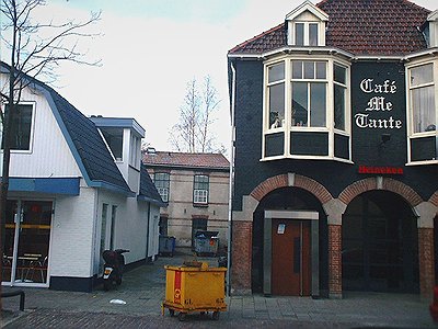 De loods aan de Dorpsstraat 24a, gezien vanaf de Dorpsstraat