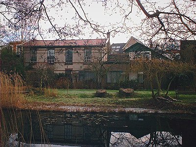 De loods gezien vanuit de tuin van Kapitein Rommel, deels 2 verdiepingen hoog, deels 1 hoog