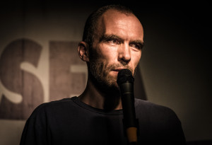 Dichter en uiteindelijke winnaar van de North Sea Poetry Slam @ De Bakkerij; Mischa van Huijstee. Foto door Martin Waalboer.